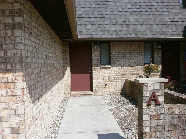 Building Photo - 1702 Maynard Dr
