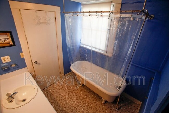 Building Photo - 250 Ellis St