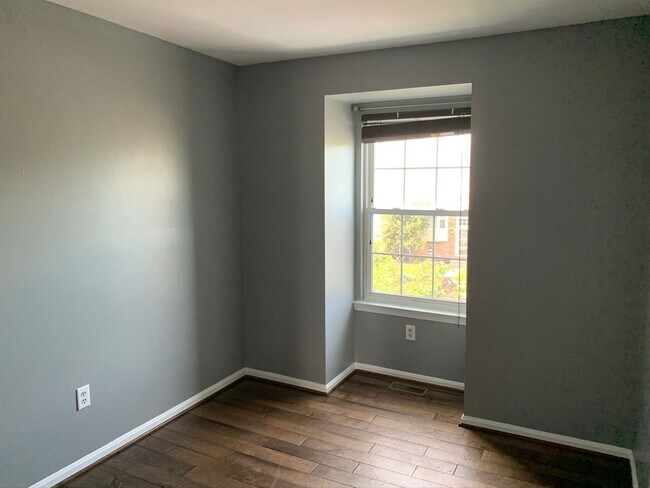 Building Photo - Gorgeous 3 BR/2 Full BA & 2 Half BA Waterf...