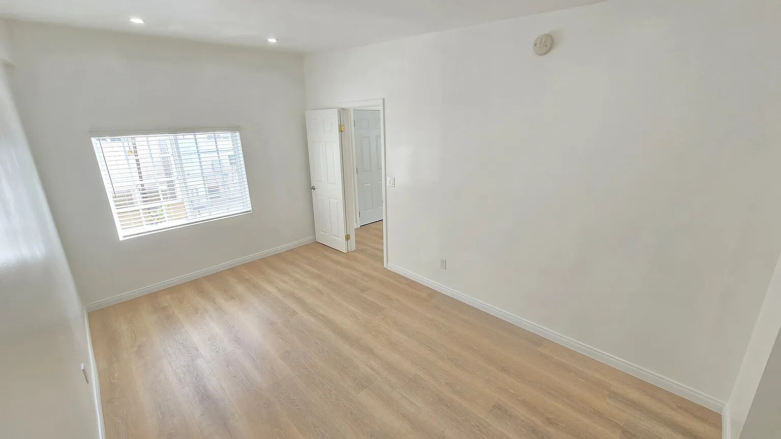 bedroom - 1041 N Edinburgh Ave