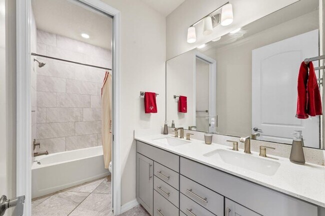 Building Photo - 4762 Roldan Ct