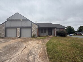 Building Photo - Duplex with 3 Bedrooms, Granite Counters