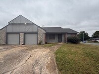 Building Photo - Duplex with 3 Bedrooms, Granite Counters