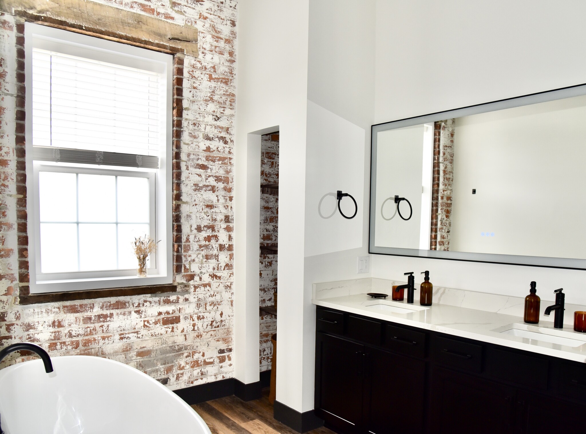 Primary bathroom - 101 W Broadway St