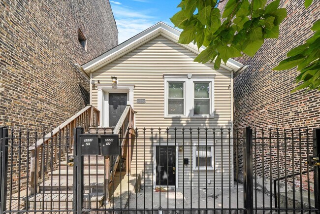 Primary Photo - 2220 W Taylor St