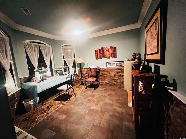 Building Photo - 584 Summerhill Dr