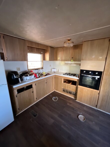 Building Photo - 625 Main St