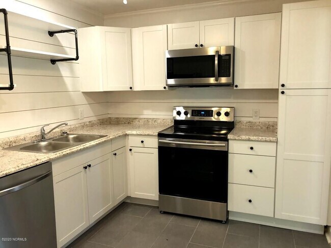 Building Photo - Walking Distance to UNCW