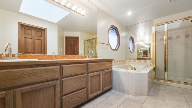 Building Photo - Spacious, Comfortable House in Forest Ridge Estates of Bellevue