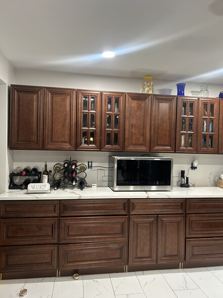 Kitchen Bar - 6610 Cottontail Ct