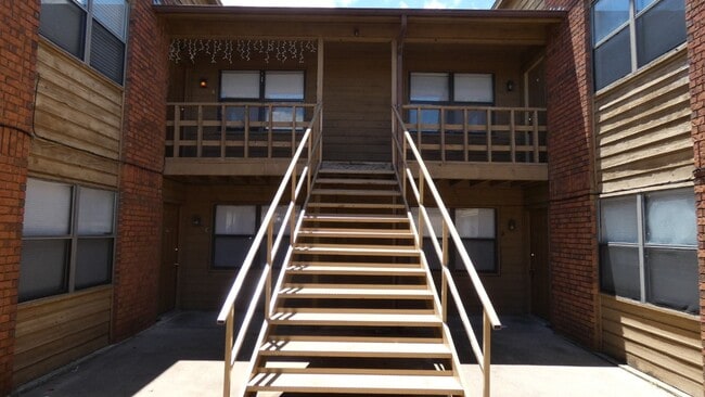 Building Photo - Great Town Home