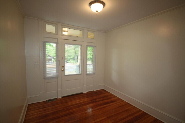 Building Photo - 1005 N Buchanan Blvd
