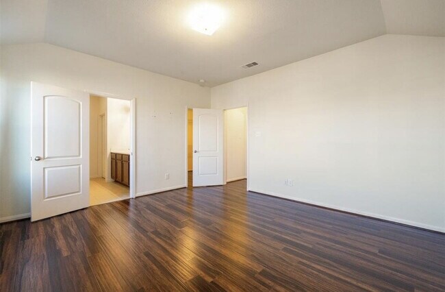 Building Photo - Modern Rosharon Home