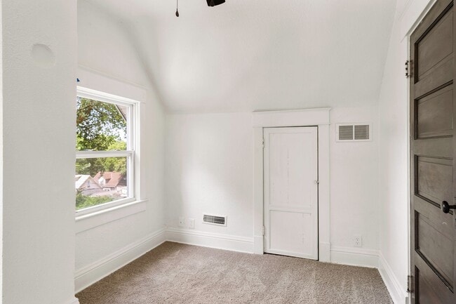 Building Photo - Charming 3-Bedroom Home with Spacious Layout and Bonus Utility Space