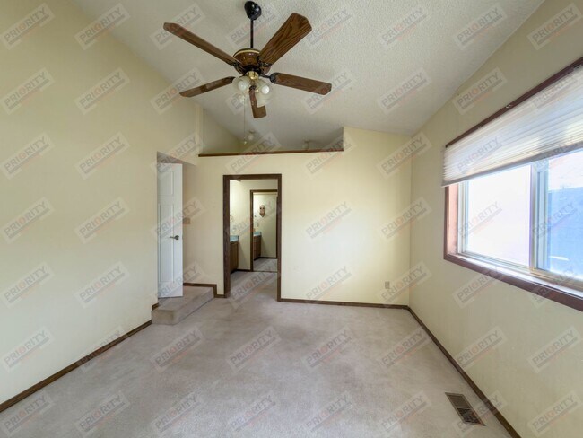 Building Photo - Main level living!