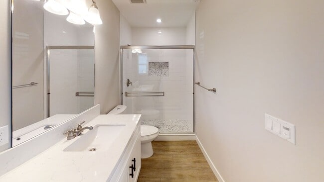 Building Photo - Big Bedrooms,  Great Yard!
