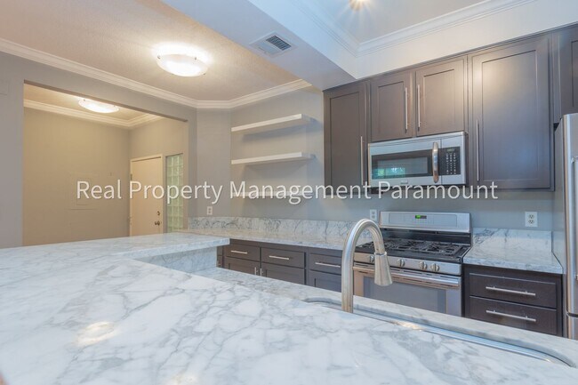 Building Photo - Don't miss out! 2 Bed 2 bath ready to go!