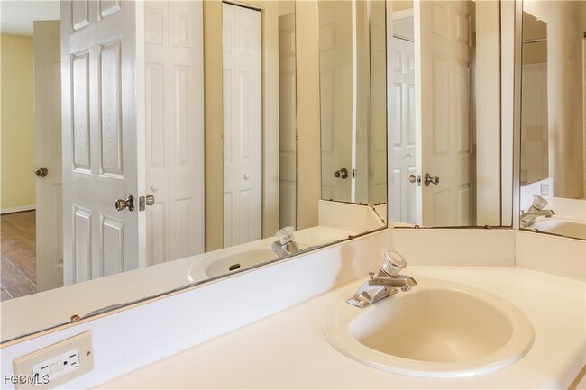Building Photo - 11490 Villa Grand