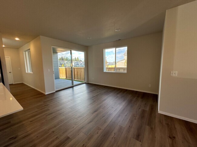 Building Photo - 294 E Viceroy Ave