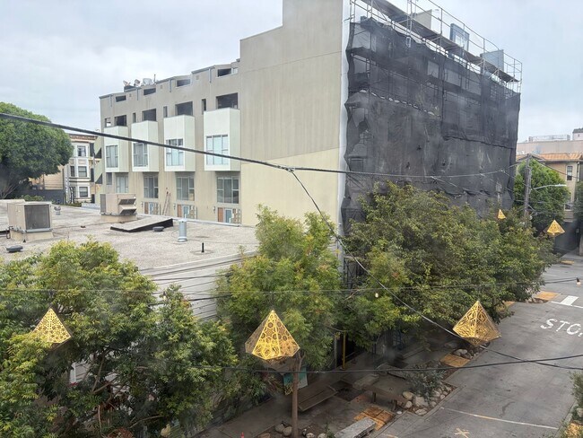 Building Photo - Cool, Remodeled One Bedroom in Hayes Valle...