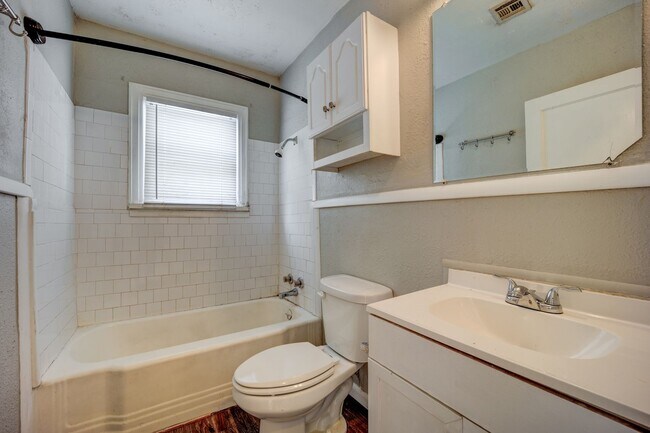 Building Photo - Freshly Updated 3 Bedroom House