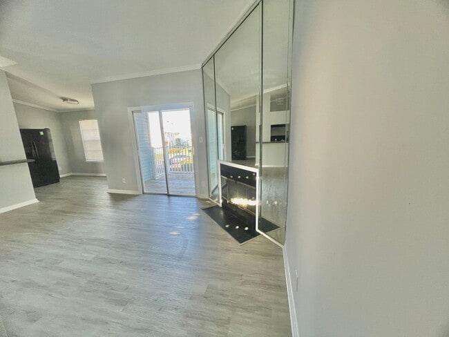 Building Photo - Sunny and Bright Virginia Beach Apartment