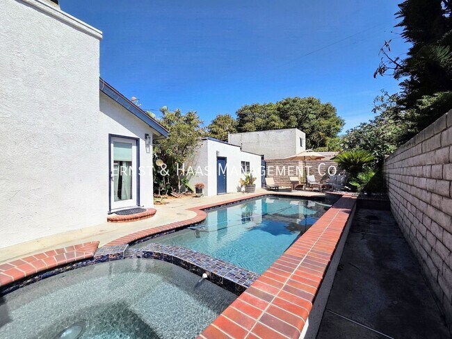Building Photo - 242 Ximeno Ave