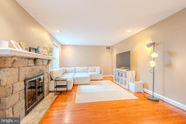 Building Photo - 128 Henley Rd