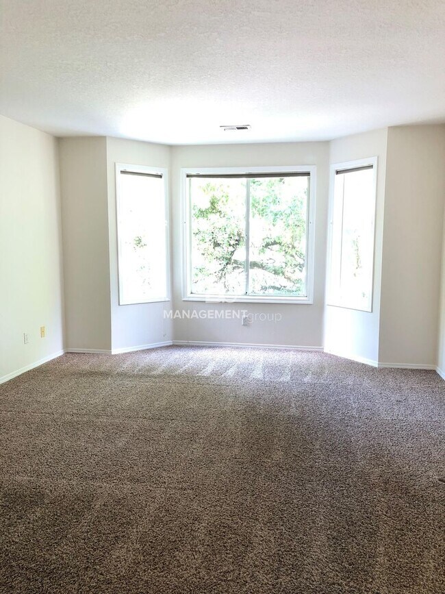 Building Photo - Gorgeous John's Landing Townhome- Luxurious Interior Renovation!