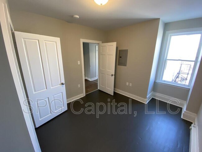 Building Photo - 164 S Pine St