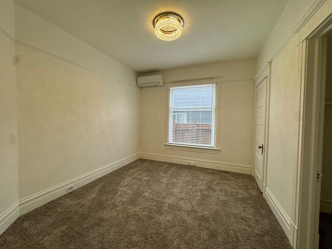 Building Photo - Charming 4 bedroom home