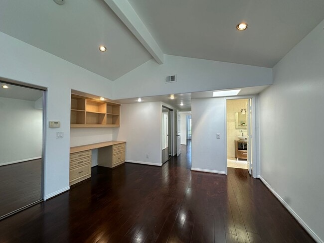 Building Photo - Huntington Beach Home