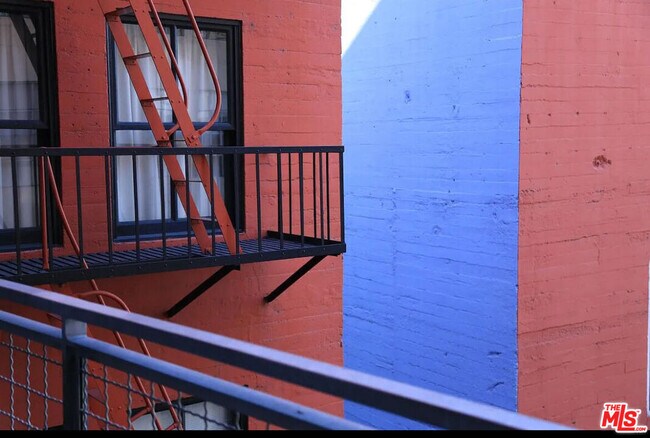 Building Photo - 746 S Los Angeles St