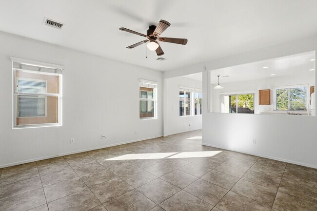 Building Photo - 907 E Catkins Pl