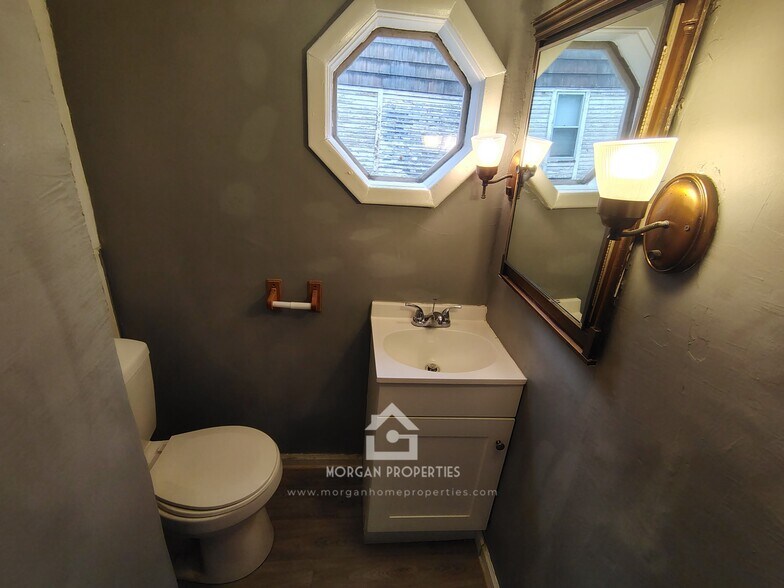 Building Photo - 227 W 12th St