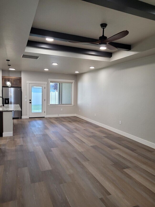 Building Photo - Stunning Townhome In Meridian!