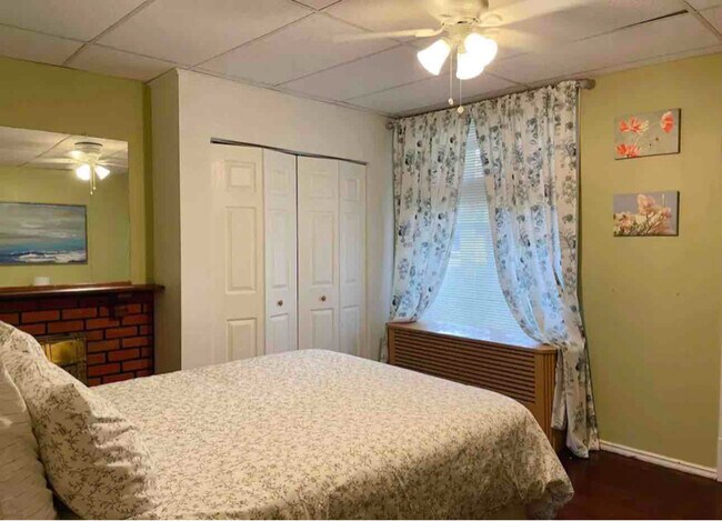 Building Photo - 5432 Baywood St