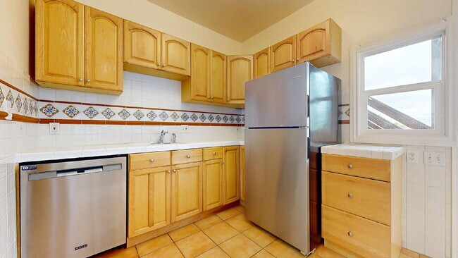 Building Photo - Convenient & Large 2BR/1BA Flat w/ In Unit Laundry & Dishwasher