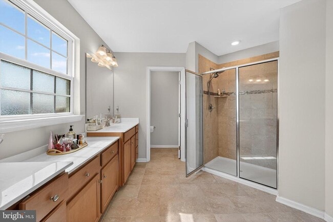 Building Photo - 40 Gina Dr