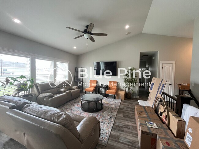Building Photo - 737 Wilshire Pl