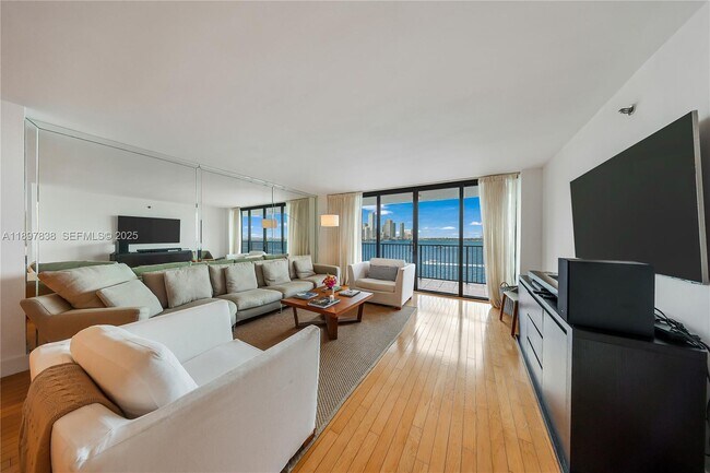 Building Photo - 801 N Venetian Dr