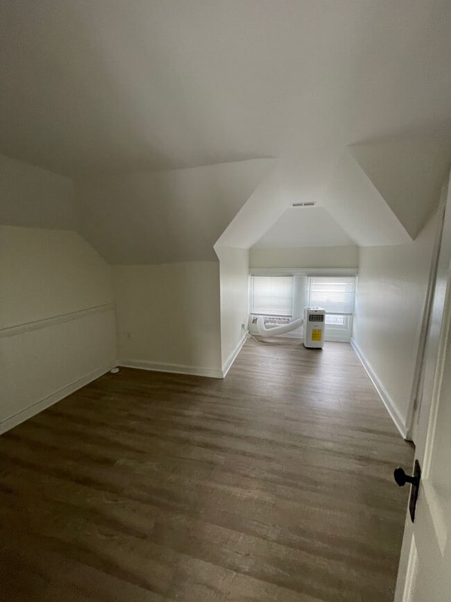 Building Photo - 299.5 Reinhard Ave