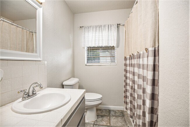 Building Photo - 1526 15th Ave N