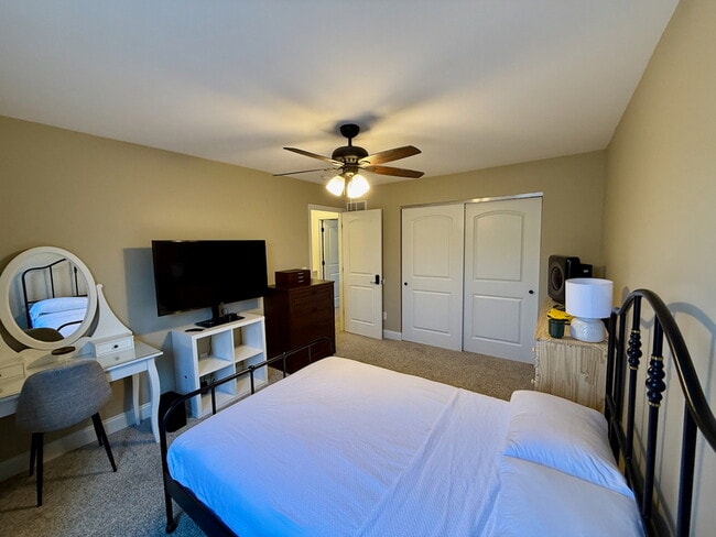 Building Photo - 5005 Double Tree Dr