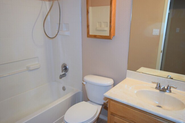 Building Photo - Great 3 Bedroom Home