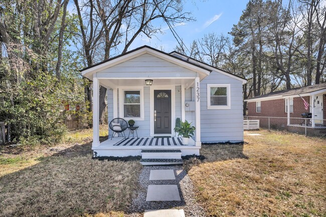 Building Photo - Charming Cottage with Modern Upgrades in Hanahan