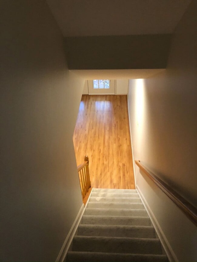 Building Photo - Spacious Townhome, Great Location!