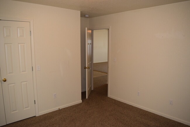 Building Photo - Beautiful 2 Bedroom, 2 Bathroom Duplex with a Garage!