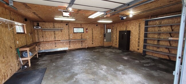 Building Photo - Fully Furnished 3 Bedroom Cabin