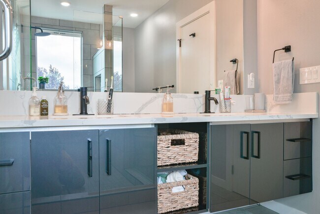 Building Photo - Modern 3 bed/ 2.5 bath townhome in Ballard!